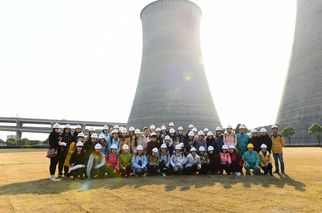 第一二组在冷却塔前合影 第一二组在冷却塔前合影