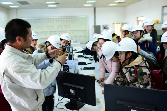 参观脱硫装置控制室4 参观脱硫装置控制室4